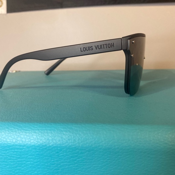 LV Glasses With Case - Picture 5 of 7